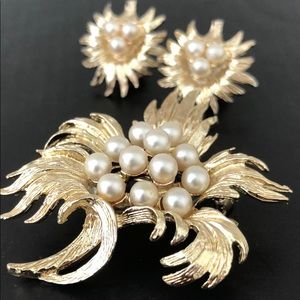VINTAGE PEARL CLUSTER GOLDTONE BROACH & CLIP ONS